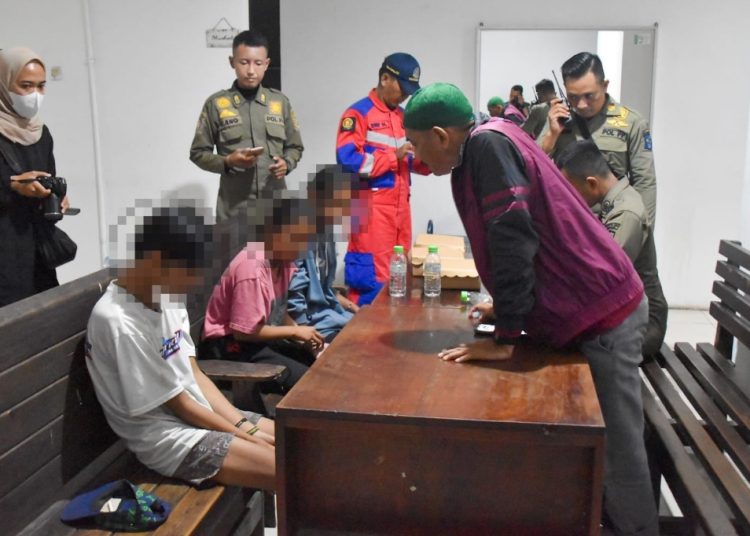Tiga remaja yang terpergok pesta miras diamankan di kantor Satpol PP Surabaya.