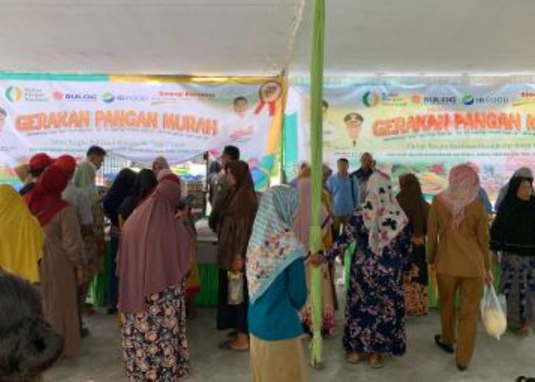 Gerakan pasar pangan murah yang digelar di balai Desa Mojoranu, Kecamatan Dander, Bojonegoro.