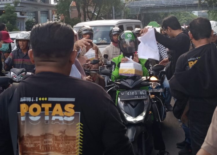 Bagi takjil yang dilakukan Ikatan Perempuan Indonesia Peduli bersama Perkumpulan Penyelenggara Jasa Boga Indonesia dan Wartawan Pokja Taman Surya di depan Alun-Alun Surabaya.