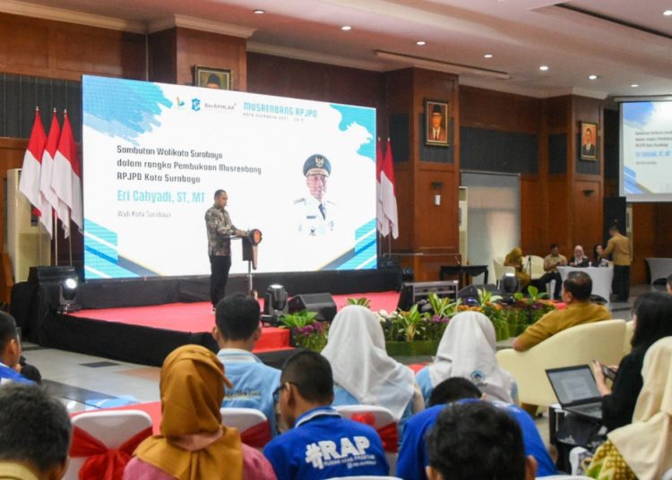 Forum Musyawarah Rencana Pembangunan dalam rangka penyusunan Rencana Pembangunan Jangka Panjang Daerah Kota Surabaya tahun 2025-2045, di Graha Sawunggaling Pemkot Surabaya.