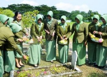 Tabur bunga di Taman Makam Pahlawan  Kusuma Bangsa di Desa Ngumpakdalem, Kecamatan Dander, Kabupaten Bojonegoro.