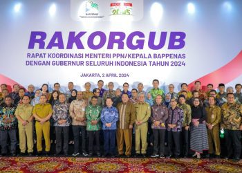 Foto bersama di sela rapat koordinasi Menteri Perencanaan Pembangunan Nasional (PPN) / Kepala Badan Perencanaan Pembangunan Nasional bersama seluruh gubernur se-Indonesia.