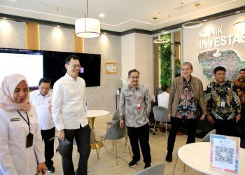 Deputi bidang Reformasi Birokrasi, Akuntabilitas Aparatur, dan Pengawasan Kementerian PANRB Erwan Agus Purwanto saat mengunjungi Klinik Investasi di Mal Pelayanan Publik gedung Siola.