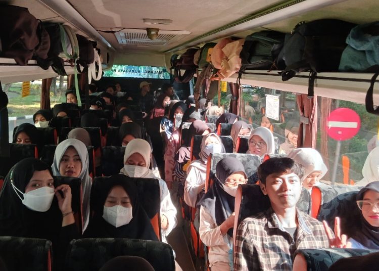 Para penumpang mudik gratis yang diselenggarakan ITS.