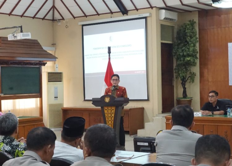 Pj Bupati Bojonegoro Adriyanto dalam rapat tim terpadu penanganan konflik sosial.