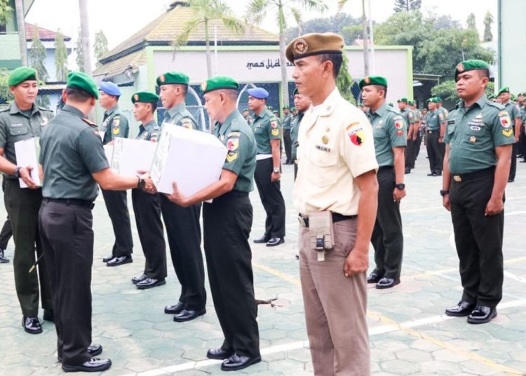 Pembagian bingkisan Lebaran secara simbolis kepada para personel Kodim Bojonegoro.