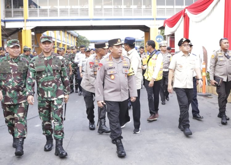 Kunjungan kerja Menteri Perhubungan RI Budi Karya Sumadi dan Kapolri Jenderal Polisi Listyo Sigit Prabowo serta Penglima TNI Jenderal TNI Agus Subiyanto di Terminal Purabaya sebagai persiapan arus mudik.