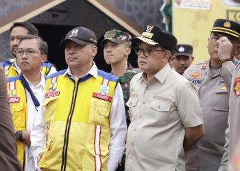 Pj Gubernur Jatim Adhy Karyono saat mendampingi kunjungan kerja Menhub, Kapolri dan Panglima TNI di Terminal Purabaya.