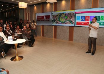 Wali Kota Surabaya Eri Cahyadi memberikan penjelasan tentang pelayanan satu atap di Pemerintah Kota Surabaya.