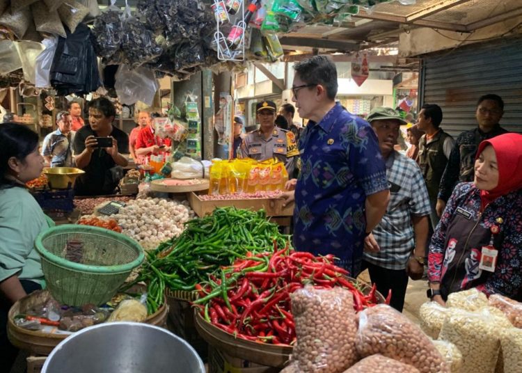 Pj Bupati Bojonegoro Adriyanto saat melakukan inspeksi mendadak ke Pasar Kota Lama.