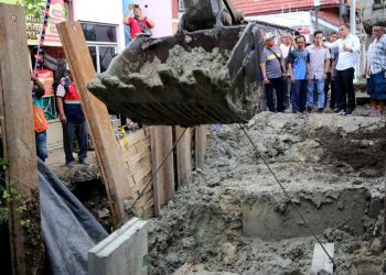 Pengerjaan box culvert di kawasan Jalan Dukuh Kupang Gang Barat, Kelurahan Dukuh Kupang, Kecamatan Dukuh Pakis, Surabaya.