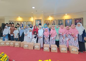 Foto bersama dalam kegiatan bukber dan pemberian santunan pada anak yatim piatu di gedung DPRD Surabaya.