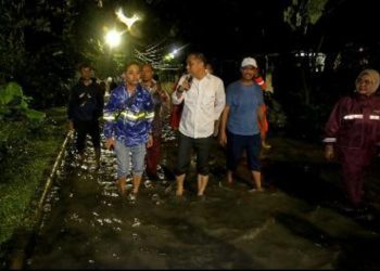 Wali Kota Surabaya Eri Cahyadi saat meninjau lokasi banjir di Wisma Tengger, Kecamatan Benowo.