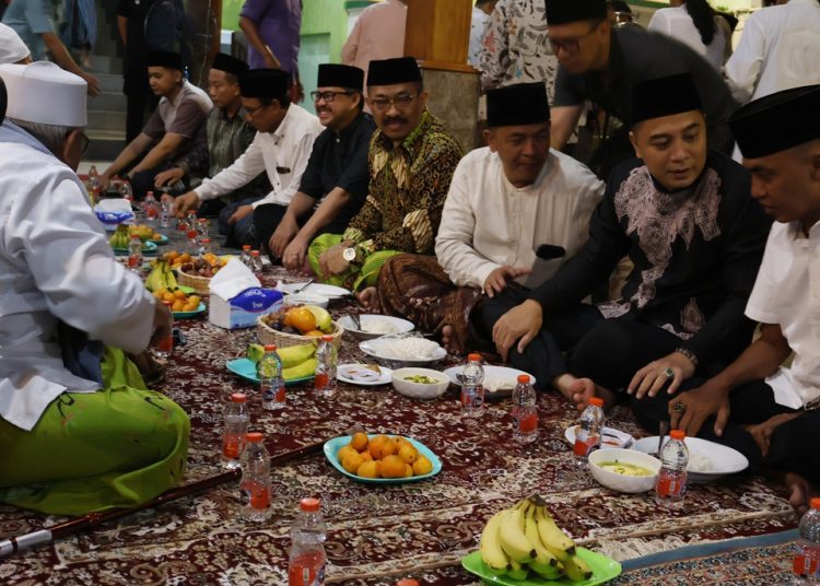 Wali Kota Surabaya Eri Cahyadi saat berbuka puasa bersama dengan para kiai, pengurus yayasan Masjid Al-Kautsar, remaja masjid Al-Kautsar dan para tokoh masyarakat di Simorejo, Kecamatan Sukomanunggal.