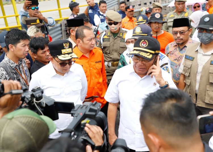 Menko PMK Muhadjir Effendy bersama Pj Gubernur Jatim Adhy Karyono saat memantau arus mudik jalur laut di Pelabuhan Jangkar, Situbondo.