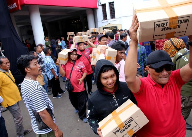 Para satgas penunjang Pemkot Surabaya menerima bingkisan Lebaran.