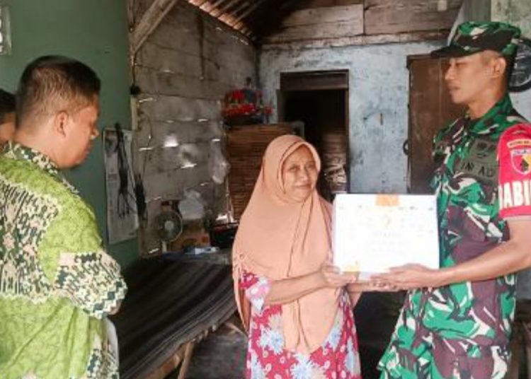 Pemberian bingkisan Lebaran kepada Kaspiyah warga Dusun Prembugan RT.001/RW.003 Desa Pekuwon, Kecamatan Sumberrejo, Kabupaten Bojonegoro.