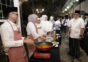 Lomba masak bandeng di pengujung malam 29 bulan suci Ramadan di Gedung Negara Grahadi Surabaya.