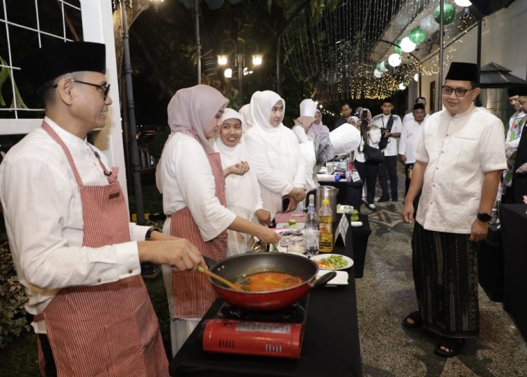 Lomba masak bandeng di pengujung malam 29 bulan suci Ramadan di Gedung Negara Grahadi Surabaya.