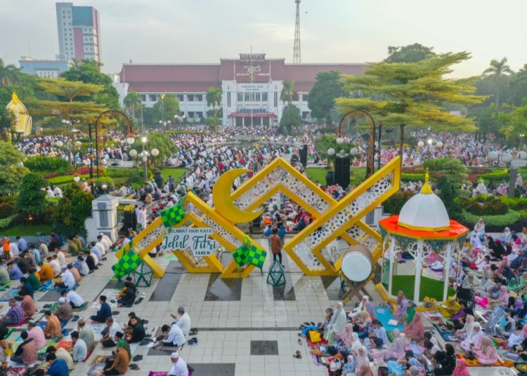 Gelaran Salat Idul Fitri di Taman Surya Surabaya.