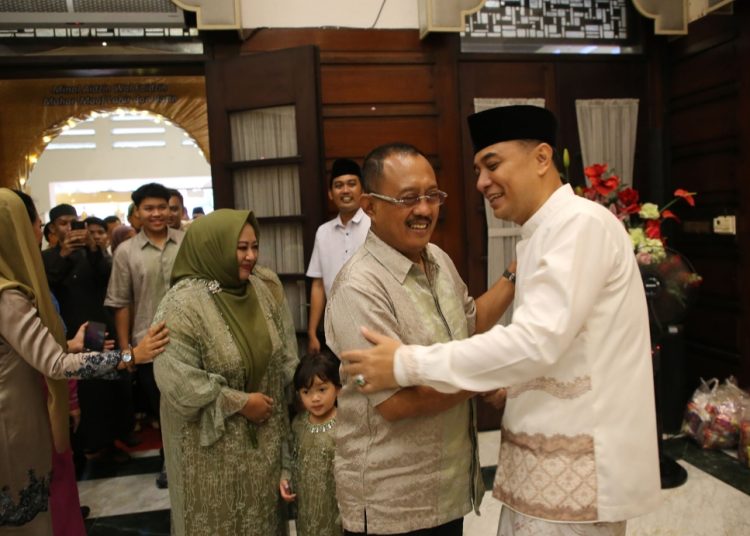 Wali Kota Surabaya Eri Cahyadi bersalaman dengan Wakil Wali Kota Surabaya Armuji pada open house di rumah dinas wali kota Surabaya.