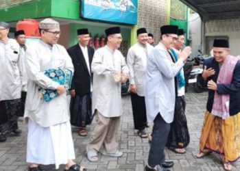 Pj Bupati Bojonegoro Adriyanto bersalaman dengan warga usai melaksanakan Salat Idhul Fitri 1445 H di Masjid Agung Darussalam Bojonegoro.