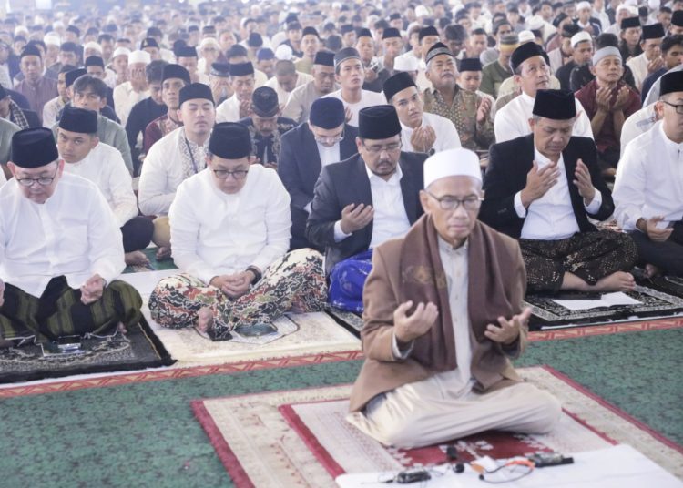 Salat Idul Fitri di Masjid Nasional Al Akbar Surabaya.