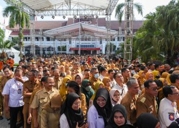 Ribuan pegawai Pemkot Surabaya dalam halal bihalal yang digelar di halaman Balai Kota.
