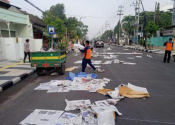 Petugas kebersihan Dinas Lingkungan Hidup Bojonegoro melakukan pembersihan sampah usai Salat Idul Fitri beberapa waktu lalu.