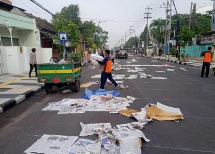 Petugas kebersihan Dinas Lingkungan Hidup Bojonegoro melakukan pembersihan sampah usai Salat Idul Fitri beberapa waktu lalu.