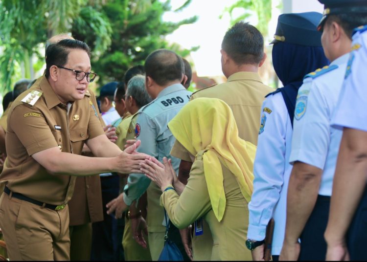 Pj Gubernur Jatim Adhy Karyono saat halal bihalal dengan ASN Pemprov Jatim.