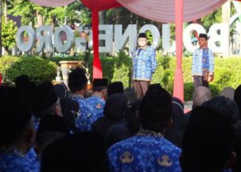 Pj Bupati Bojonegoro Adriyanto saat halal bihalal bersama aparatur sipil negara di halaman Pendopo Malowopati.