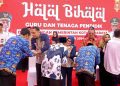 Wali Kota Surabaya Eri Cahyadi bersama Wakil Wali Kota Surabaya Armuji dalam halal bihalal di halaman Balai Kota Surabaya.