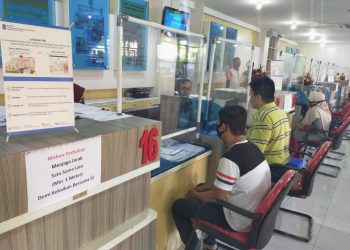 Foto ilustrasi, pelayanan pembayaran pajak di kantor Pemkot Surabaya.