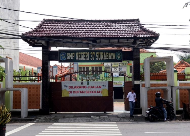Foto ilustrasi, salah satu SMP negeri di Kota Surabaya.