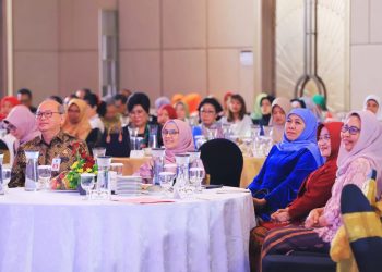 Pj Sekretaris Daerah Provinsi Jawa Timur Bobby Soemiarsono dalam peringatan Hari Kartini Provinsi Jatim di Hotel Morazen Kayoon Surabaya,.