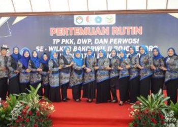 Foto bersama dalam pertemuan kader TP PKK, Darma Wanita Persatuan dan Persatuan Wanita Olahraga Seluruh Indonesia se-wilayah kerja Bakorwil II Bojonegoro.