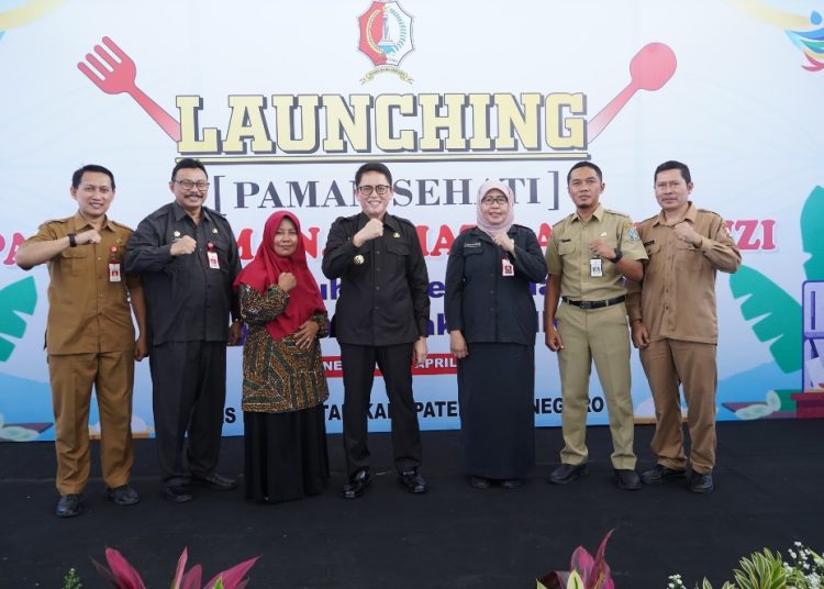 Pj Bupati Bojonegoro Adriyanto dalam launching Pangan Aman Sehat dan Bergizi di aula SMK 5 Bojonegoro.