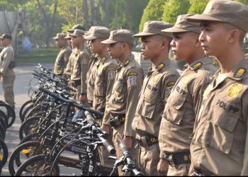 Personel Satpol PP Surabaya dikerahkan untuk melakukan pengetatan di titik traffic light dan Pedestrian jelang peringatan Hari Otoda di Surabaya.