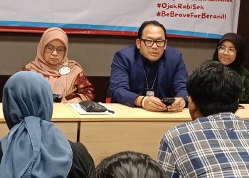 Kepala Perwakilan UNICEF Pulau Jawa Arie Rukmantara (tengah) dalam peluncuran program BERANI II di Hotel Aria Centra, Surabaya.