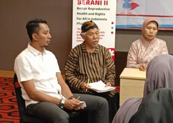 Ketua LPA Jawa Timur Anwar Solihin (tengah) dalam peluncuran program BERANI II di Hotel Aria Centra, Surabaya.