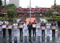 Penyerahan penghargaan kepada sejumlah kepala daerah dalam upacara peringatan hari Otoda di halaman Balai Kota Surabaya.