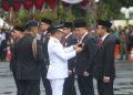 Menteri Dalam Negeri Muhammad Tito Karnavian menyematkan tanda kehormatan Satyalancana Karya Bhakti Praja Nugraha kepada Wali Kota Surabaya Eri Cahyadi