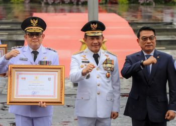 Pj Gubernur Jatim Adhy Karyono (kiri) menerima penghargaan dari Mendagri M Tito Karnavian.