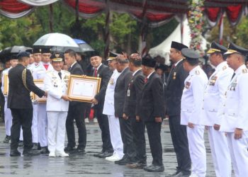 Wali Kota Eri Cahyadi saat menerima penghargaan Penyelenggaraan Pemerintah Daerah Berkinerja Tinggi dari Kementerian Dalam Negeri.