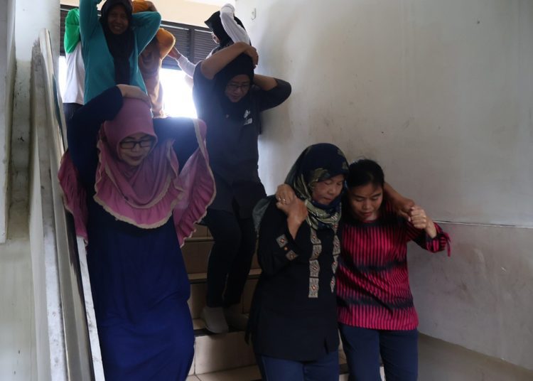 Simulasi bencana dalam memperingati Hari Kesiapsiagaan Bencana Nasional 2024 di Rusun Penjaringansari.