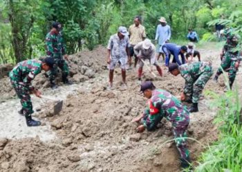 Kegiatan bersih-bersih jalan poros Desa Napis Kecamatan Tambakrejo Bojonegoro dalam upaya persiapan TMMD ke-120.