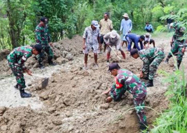 Kegiatan bersih-bersih jalan poros Desa Napis Kecamatan Tambakrejo Bojonegoro dalam upaya persiapan TMMD ke-120.