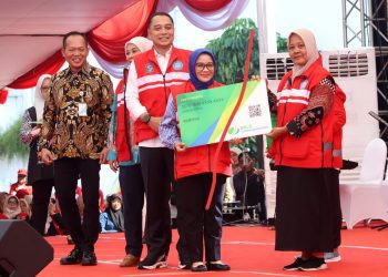 Penyerahan secara simbolis BPJS Ketenagakerjaan kepada perwakilan KSH di halaman  Balai Kota Surabaya.