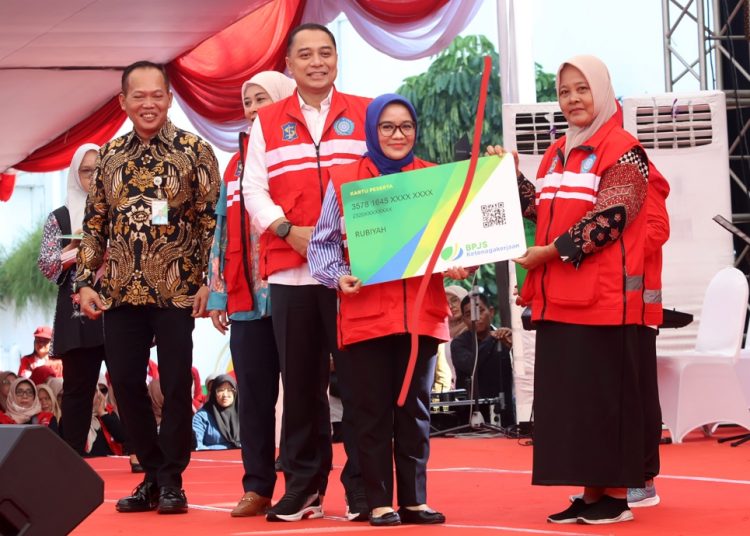 Penyerahan secara simbolis BPJS Ketenagakerjaan kepada perwakilan KSH di halaman  Balai Kota Surabaya.